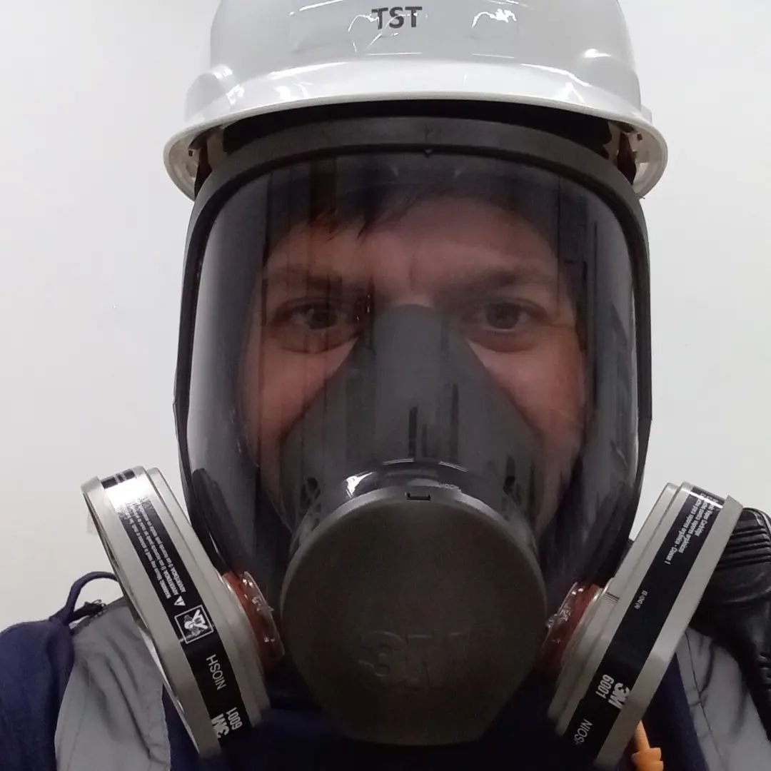 Registro do portfólio Endrigo TST com equipamento de proteção respiratória